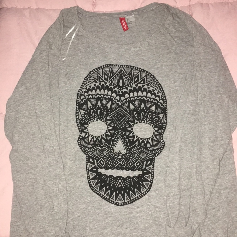 Skull sweater size L